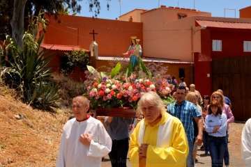 Un vecino echa un cable para la misa en Tecén (Foto Francisco J. Santana)